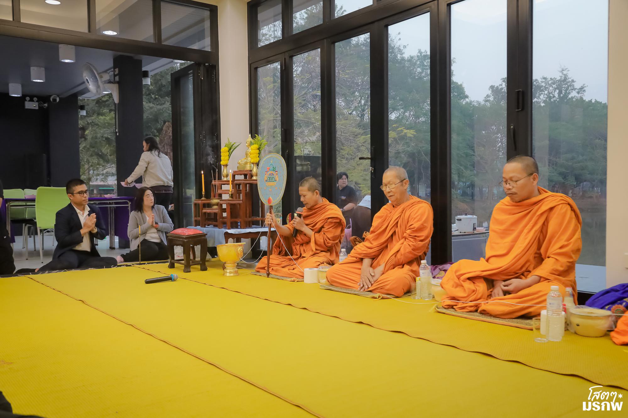 4. จัดพิธีทำบุญเช้า ถวายสังฆทานและตักบาตรข้าวสารอาหารแห้งพระสงฆ์ จำนวน 9 รูป เนื่องในวันขึ้นปีใหม่ ประจำปี 2569